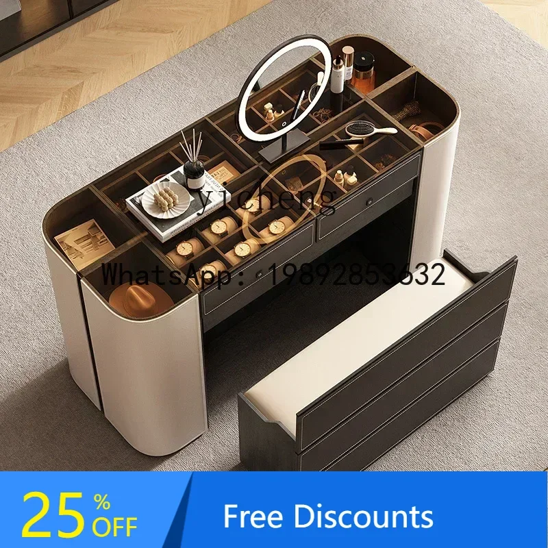 

G1 с шкафом для хранения вещей с замком, тумбой-островком, комодом и интегрированным двусторонним туалетным столиком для хранения косметики.