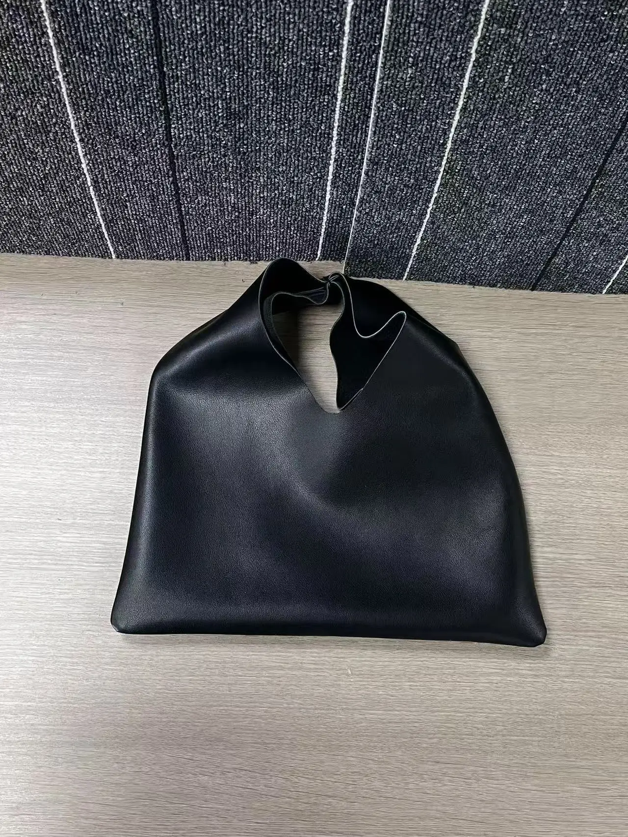 Row new small-batch genuine leather bindle triangular bag, top-layer cowhide handbag, versatile and simple handheld bag