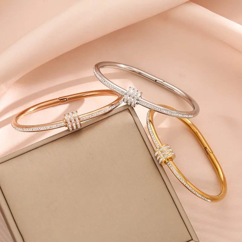 new Titanium steel non-fading rose gold bracelet a trendy and niche design for women on Instagram with a diamond-encrusted waist