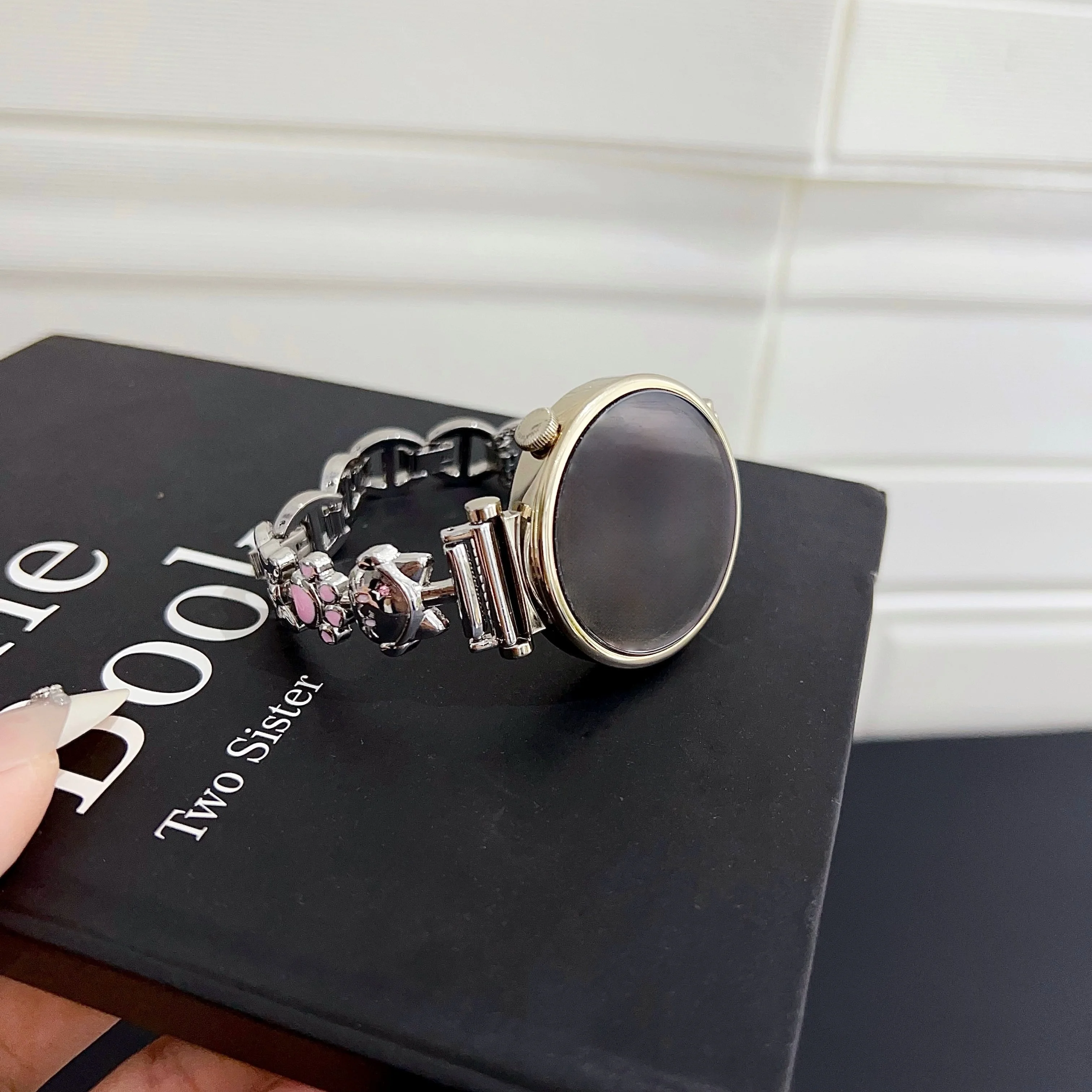 

Металлические ремешки Cat Music Metal подходят для модных часов Huawei GT5/GT5 Pro/GT4/GT2/3/4 с размером ремешка 22 мм/20 мм/18 мм.