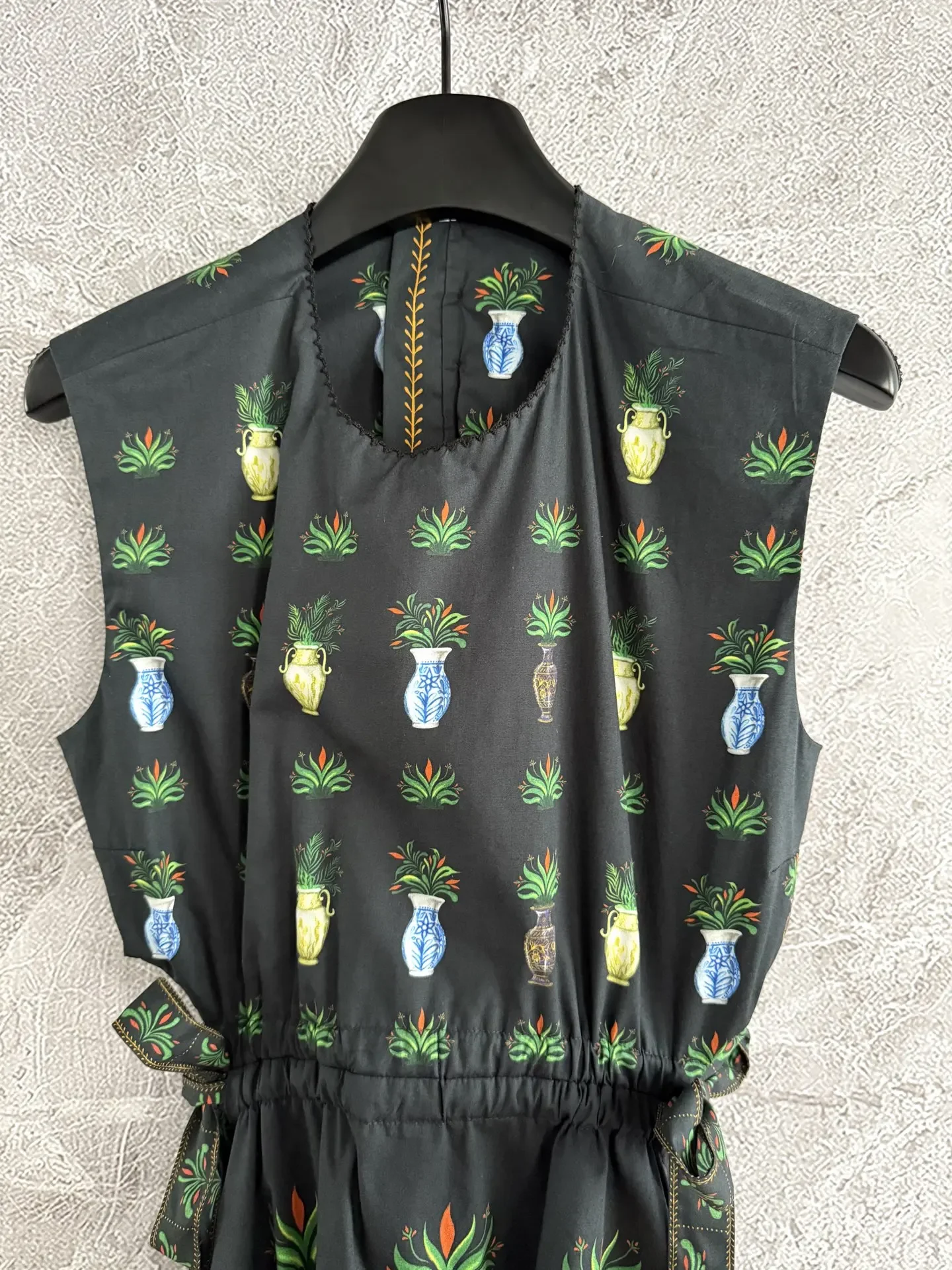 فستان قصير بخصر مقطوع على نباتات خضراء عالية الجودة بدون أكمام