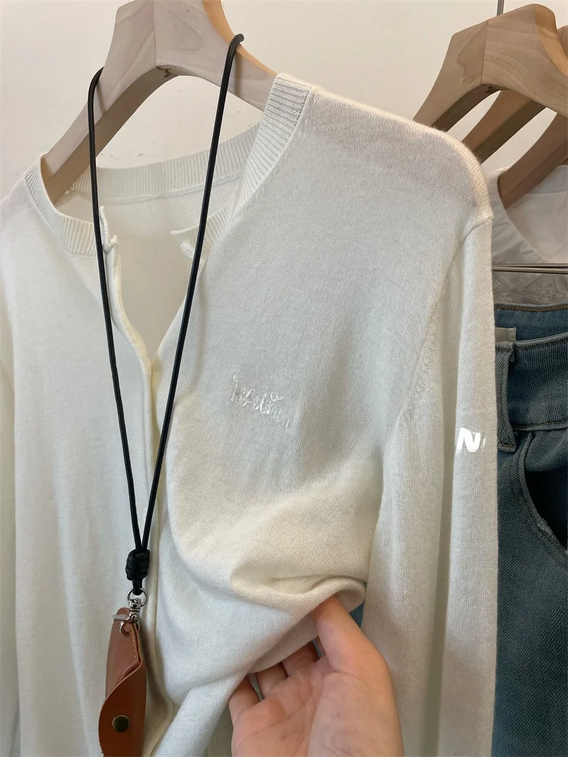 

Минималистичный вязаный кардиган в корейском стиле с длинными рукавами, женская легкая мягкая солнцезащитная верхняя одежда с вышитыми маленькими буквами