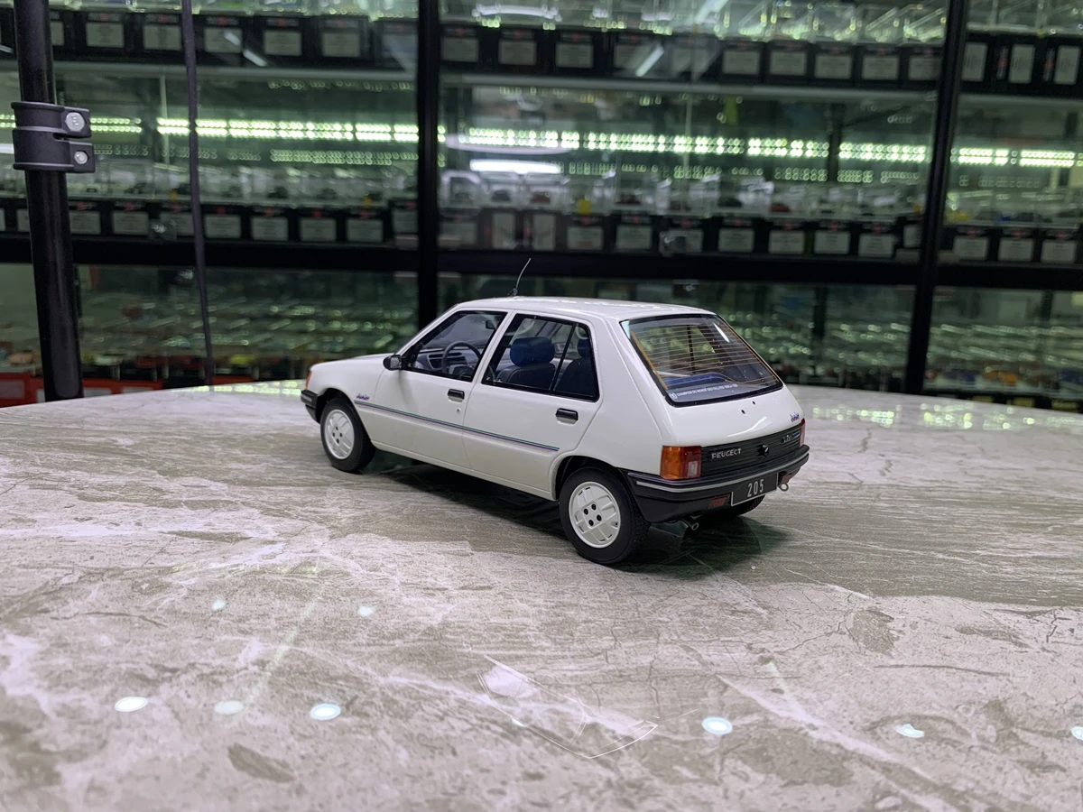 OTTO 1:18 PEUGEOT 205 JUNIOR WHITE 1988 OT463 coche de resina modelo colección regalo