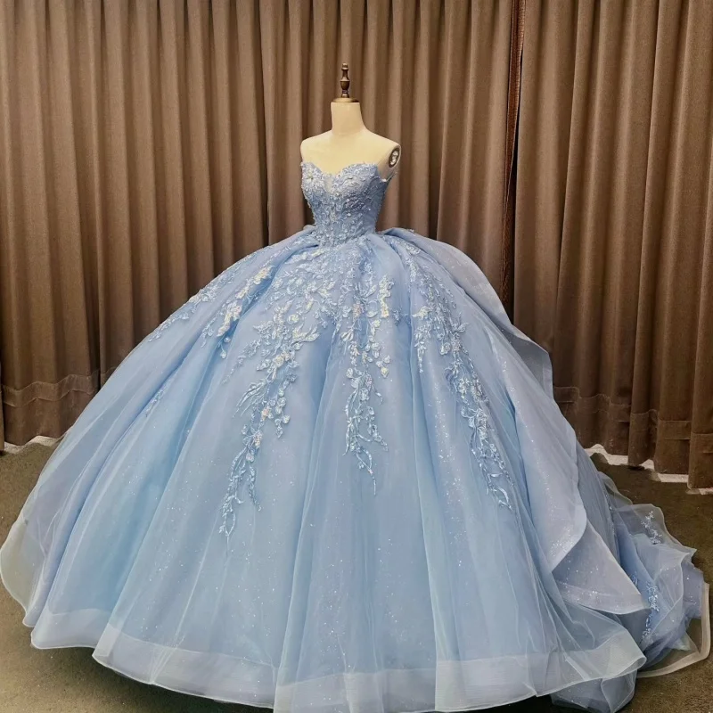 Maßgeschneiderte, glänzende, himmelblaue Quinceanera-Kleider, schulterfrei, Applikation, Blume, Spitze, Schichtung, langer Schwanz, Vestido 15, Quinceanera