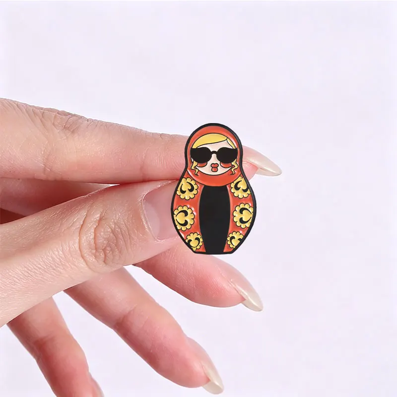 Russische Matroschka-Puppen-Emaille-Pins: Klassische russische Matroschka mit rotem Kopftuch, Sonnenbrille, Blumen- & Katzen-Brosche, Schmuck-Abzeichen – Detail 7