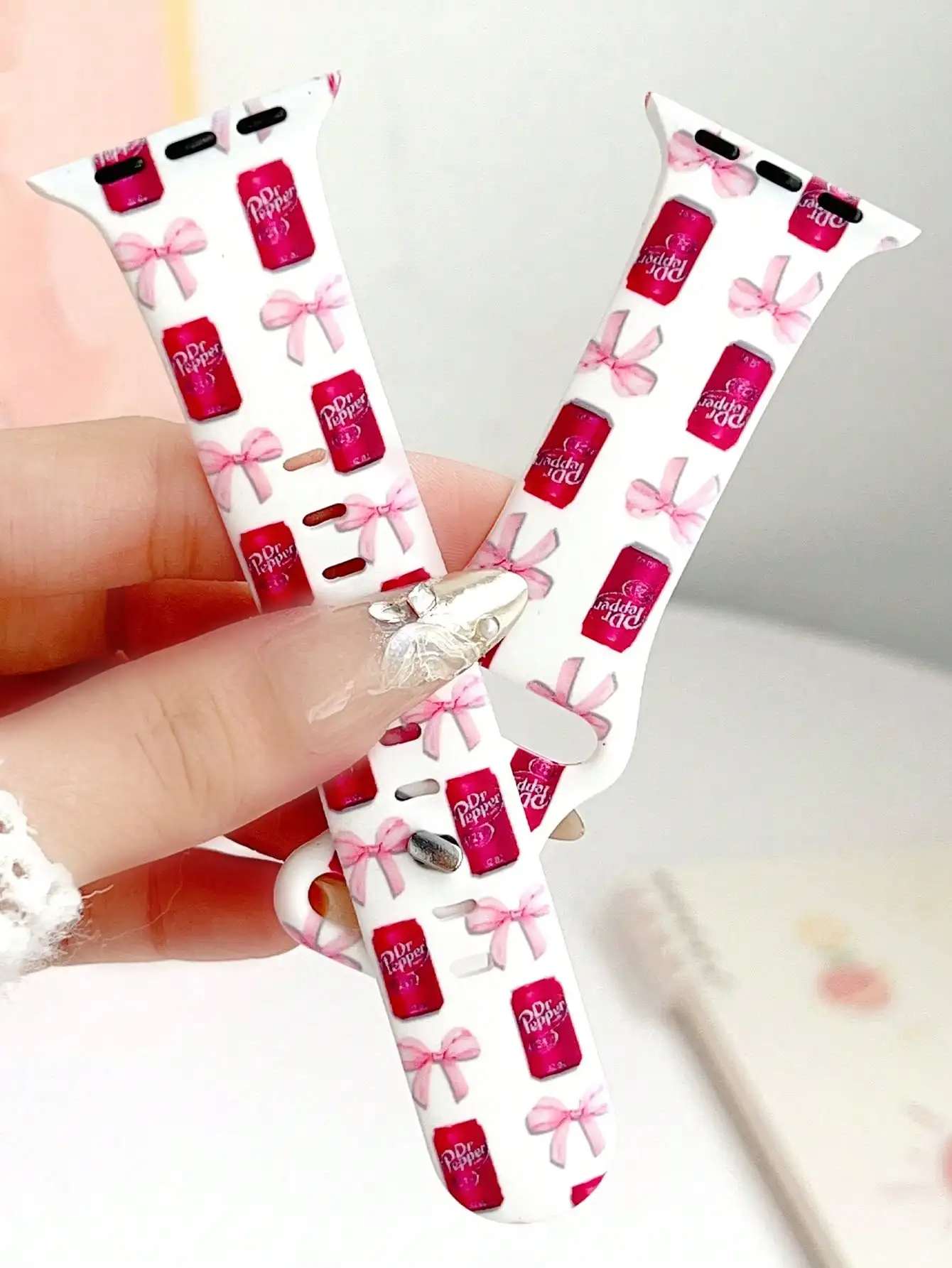 

Силиконовый ремешок для часов с принтом розового бантика и банки газировки для Apple Watch 38-49 мм