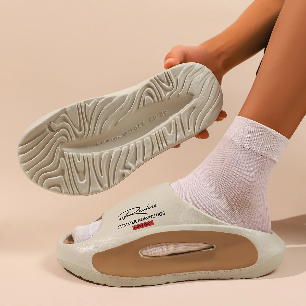 Herren-Sporthausschuhe – leichte, rutschfeste EVA-Slipper mit „Summer Adventures New Day“-Grafik, offenes Zehen-Design für drinnen und draußen – Detail 11