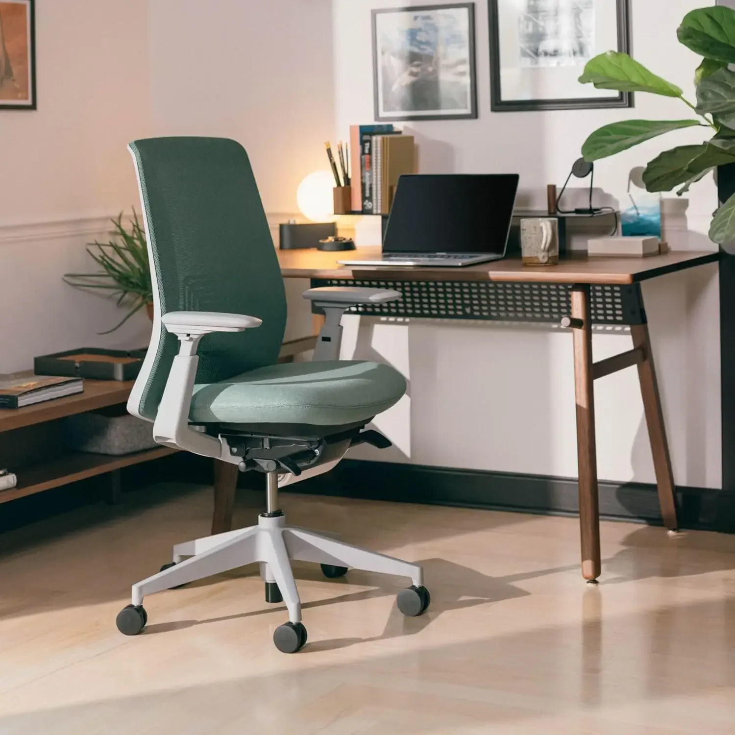 Silla de oficina con ajustes ergonómicos y soporte lumbar, respaldo de malla flexible