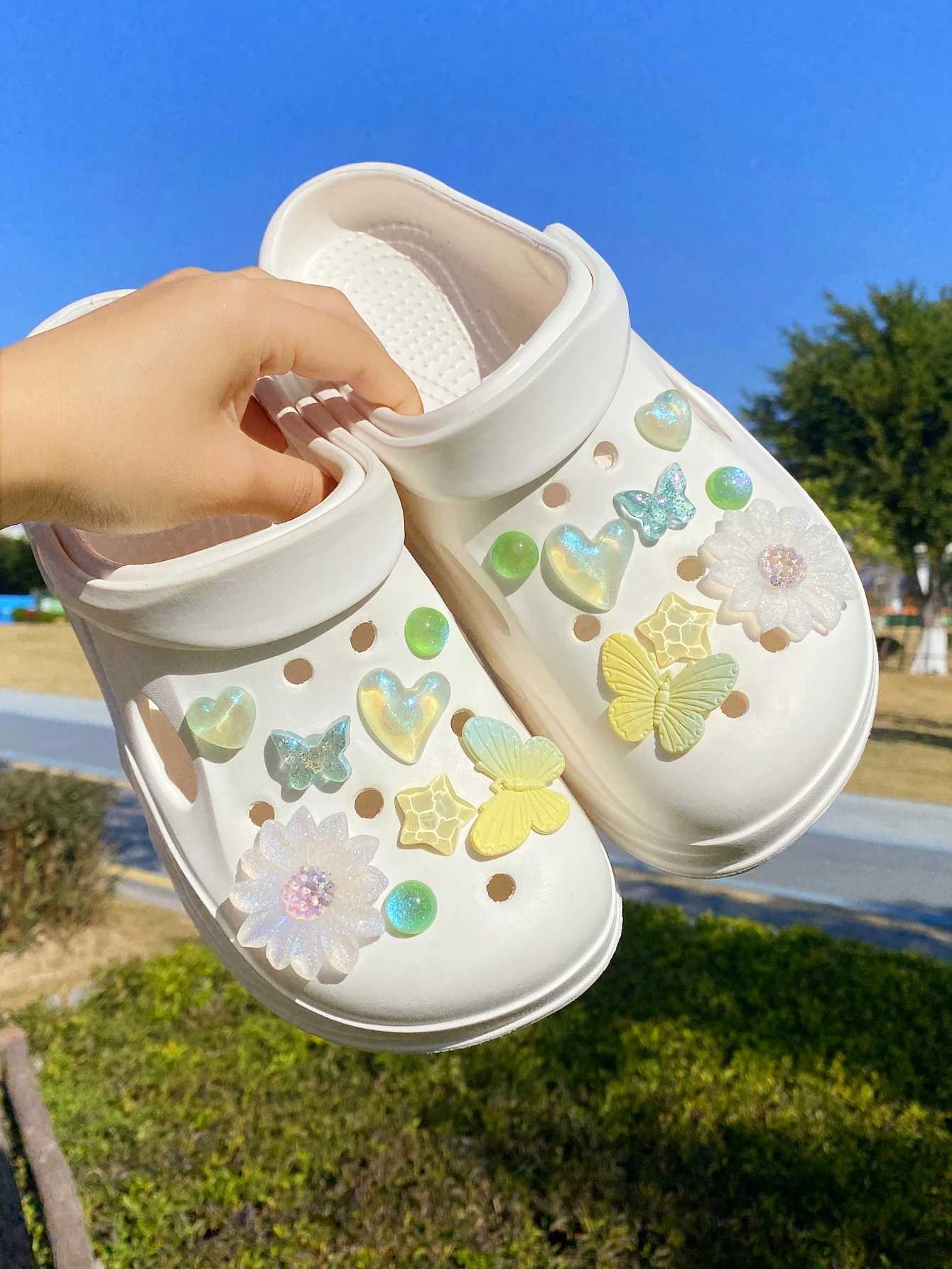 16 fashionable (two-color butterfly, yellow water ripple five-pointed star, butterfly, heart) Crocs and accessories DIY, versati