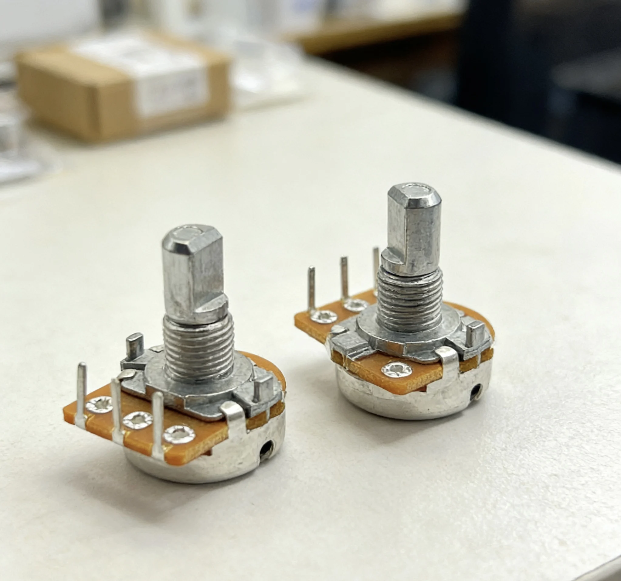 2 PCS High quality 163 potentiometer single link 3-bend foot A10K handle length 15mm with step 41 points