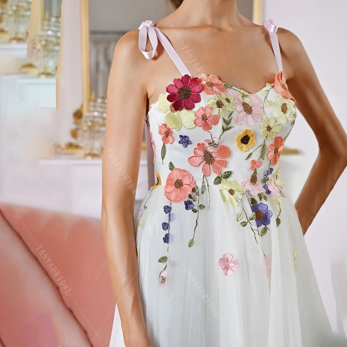 Vestido de novia colorido personalizado, vestido de novia romántico con flores en 3D, tirantes finos, tul, línea A, vestido de novia Floral TSWD525