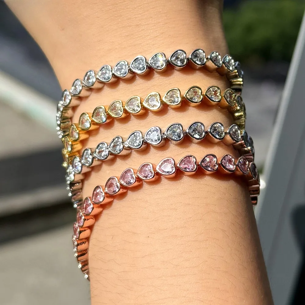 

A Stylish and Simple Women's Heart-Shaped Tricolor Jewelry Bracelet Inlaid with Zircon Stones, a Perfect Gift for Girls.