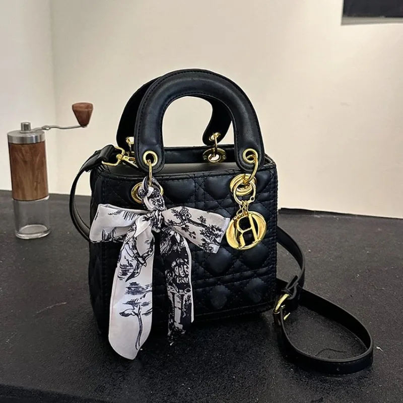 

Women's Trendy Shoulder Bag On Trend Design For Young Professionals And College Students Modern Appeal