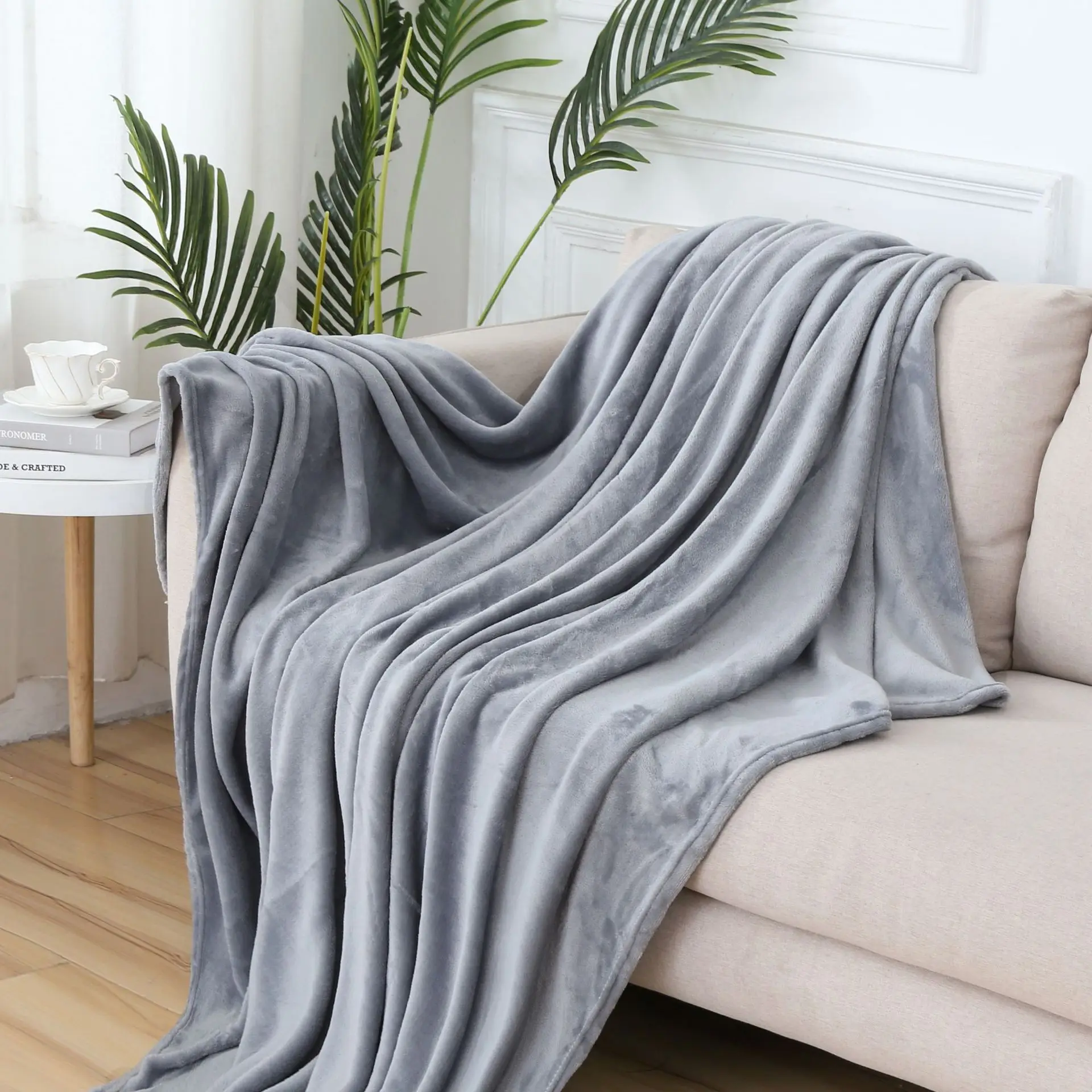 A Silver Gray Flannel Blanket, Stylish Coral Velvet Rectangular Nap Blanket Multifunctional Cover Blanket for Four Seasons