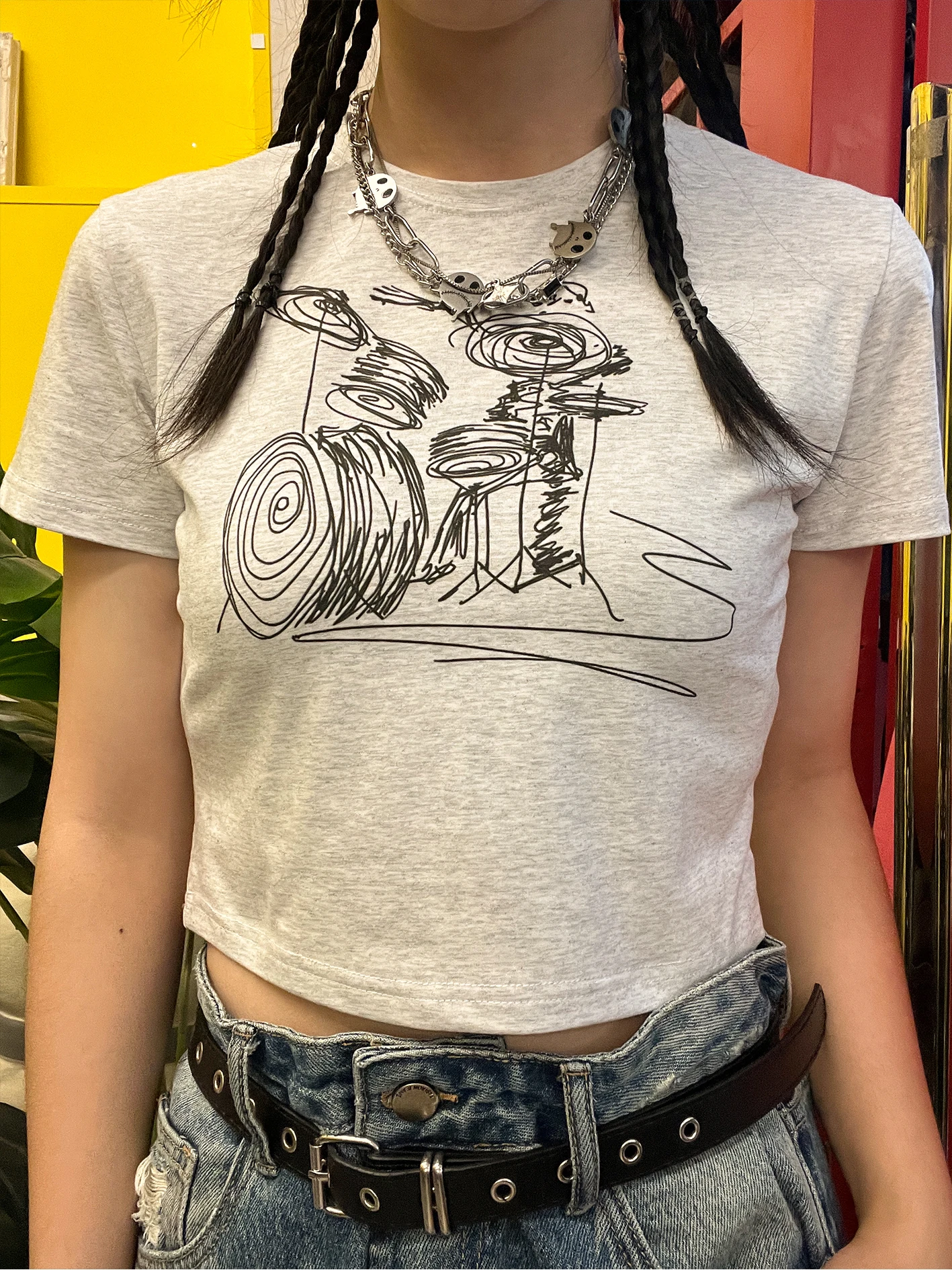 camiseta-de-manga-corta-con-estampado-de-bateria-dibujada-a-mano-corte-ajustado-de-wang-studio-verano-2025-color-puro-es