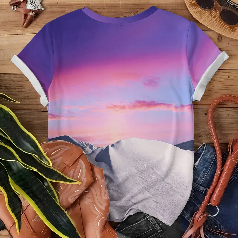 Camiseta de mujer con estampado de montaña y cielo degradado morado y rosa, inspirada en el arte y la naturaleza, informal, de verano, de manga corta