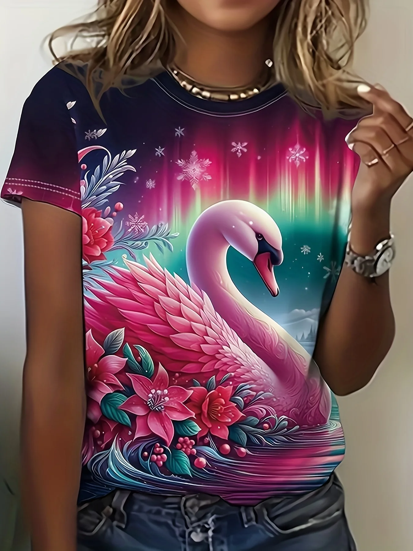 Koszulka damska Magenta Swan - Aurora i kwiatowy motyw graficzny, zimowy wzór z efektem uroku, do noszenia na co dzień.