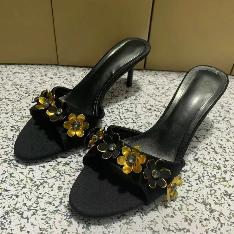 

Летние женские современные сандалии с золотым цветком, брендовые винтажные черные туфли-лодочки с открытым носком, сексуальные повседневные женские туфли без шнуровки на шпильке
