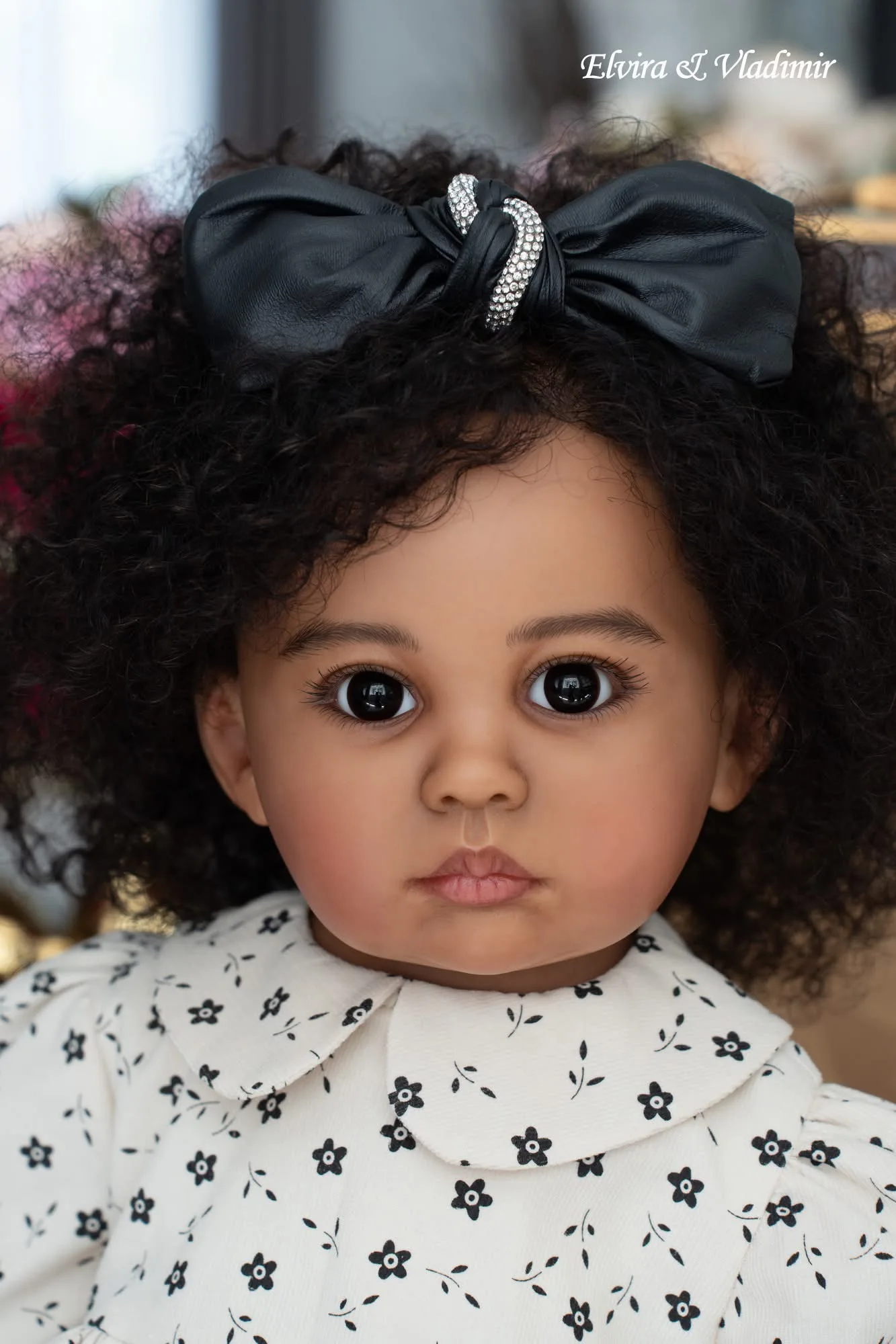 

NPK 24-дюймовая кукла Julieata Reborn для маленьких девочек, мягкий силиконовый винил, темная кожа, вьющиеся волосы ручной работы, белый наряд, коллекционная