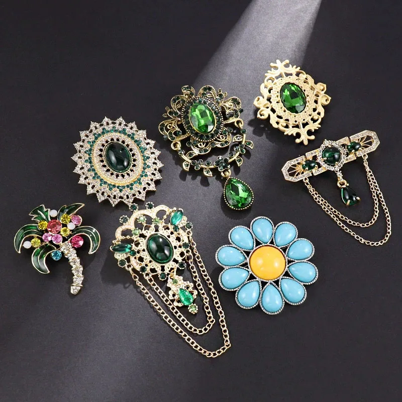 Vintage Baroque Brooch Gold Plated Green Crystal Jewelry Royal Palace Style Corsage Pin for Women's Dress Scarf Shawl Coat
