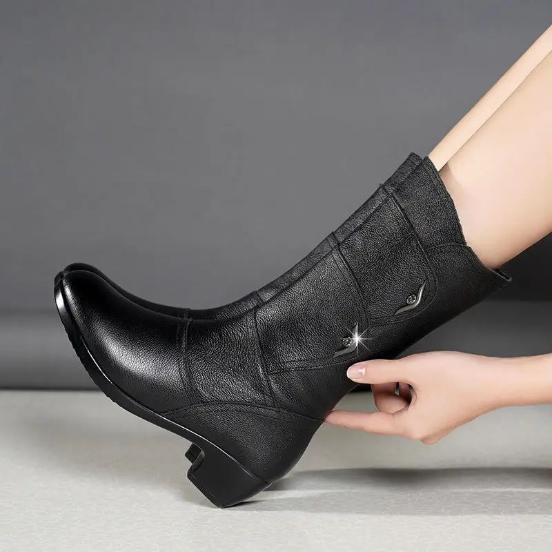 Damskie buty do połowy łydki na koturnie miękkie skórzane buty dla matek zimowe aksamitne śniegowe buty damskie boczny zamek błyskawiczny buty