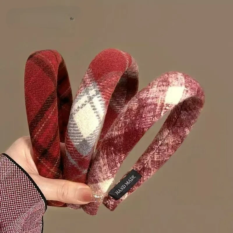 

Новинка 2026 года: корейская версия женской осенне-зимней повязки на голову в клетку с широким краем, в стиле ретро, премиум-класса, для создания элегантного образа.