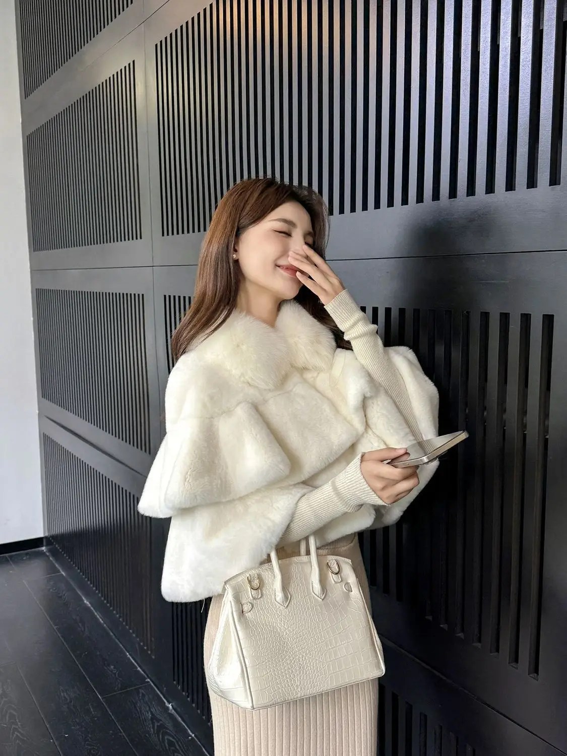 Women Faux Fur Cape Shawl Layered Sleeveless Cropped Wrap with Fur Collar Pearl Beige Leopard Print One Size