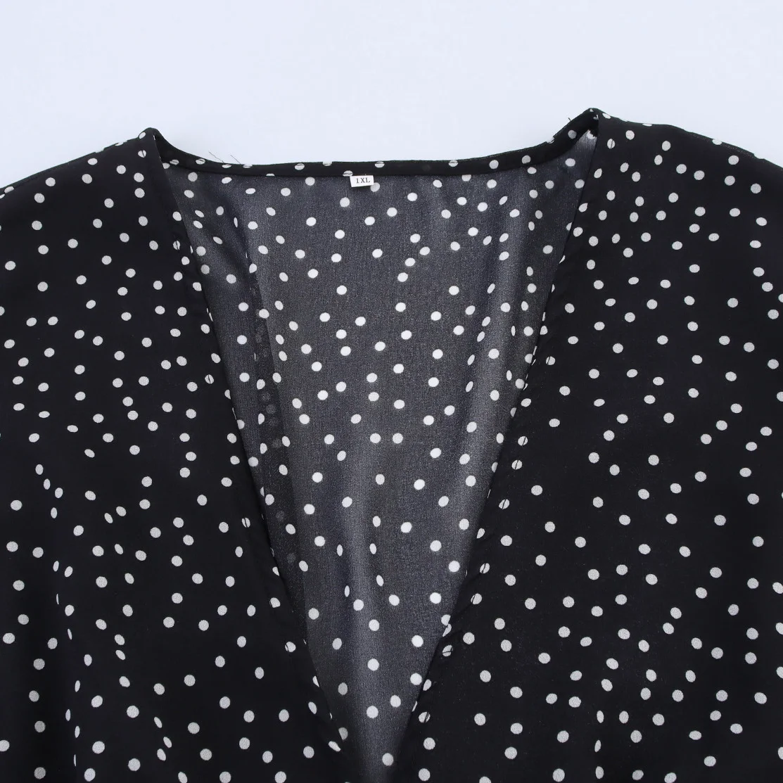 エレガントな水玉模様の花柄縁取りシングルボタンワンピース 秋の新作プラスサイズ婦人服 ストレートチューブスカート Vネック長袖