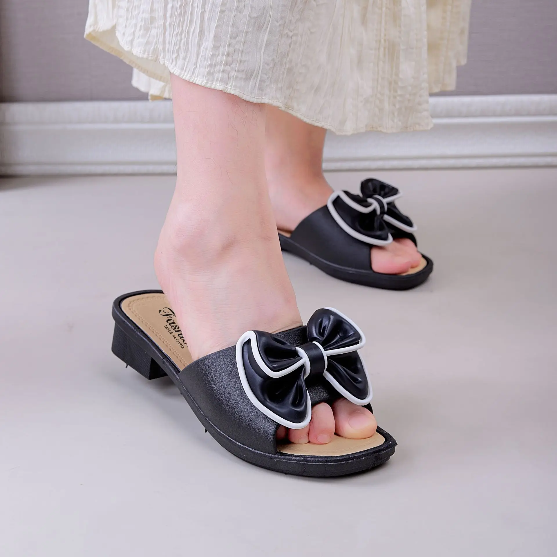 Women's Versatile Summer Sandals - Fashion Thick Sole Flip Flops, Non-Slip Durable Outdoor Slides for Beach/Street Wear