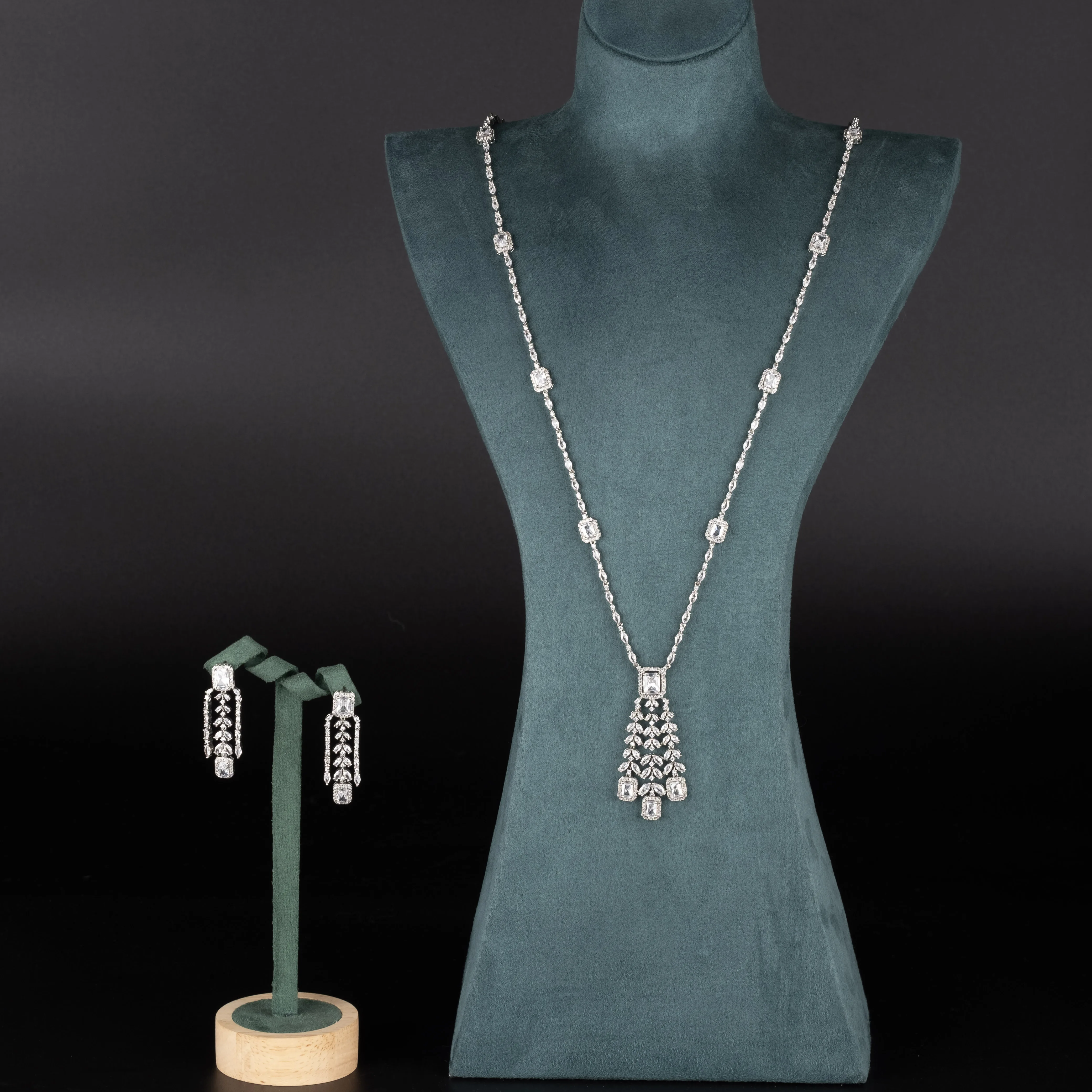 

1 Set of Luxurious and Elegant Jewelry Set with Sparkling Cubic Zirconia in a Wheat Ear Design, Suitable for Women to Wear at Weddings and Banquets. Includes a Pair of Earrings and a Necklace. Gift Box Not Included