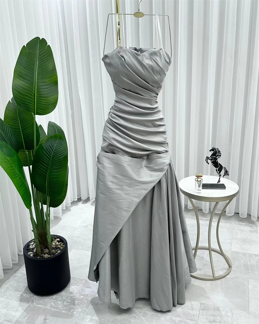 Maßgeschneidertes Abendkleid, sexy, trägerloses, ärmelloses Heimkehrkleid aus Satin, A-Linie, gerüscht, bodenlang, Kleider für besondere Anlässe