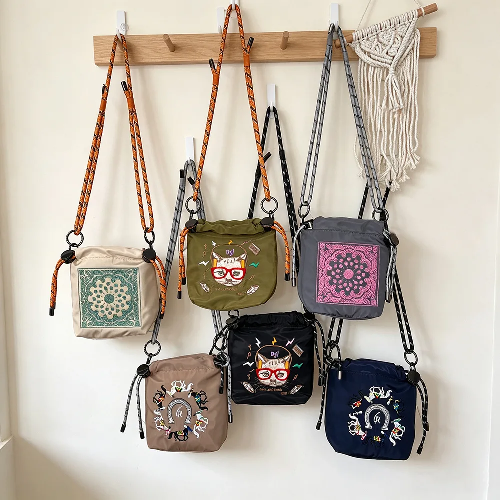 New embroidered mobile phone bag, simple key change bag, stylish and portable shoulder bag.