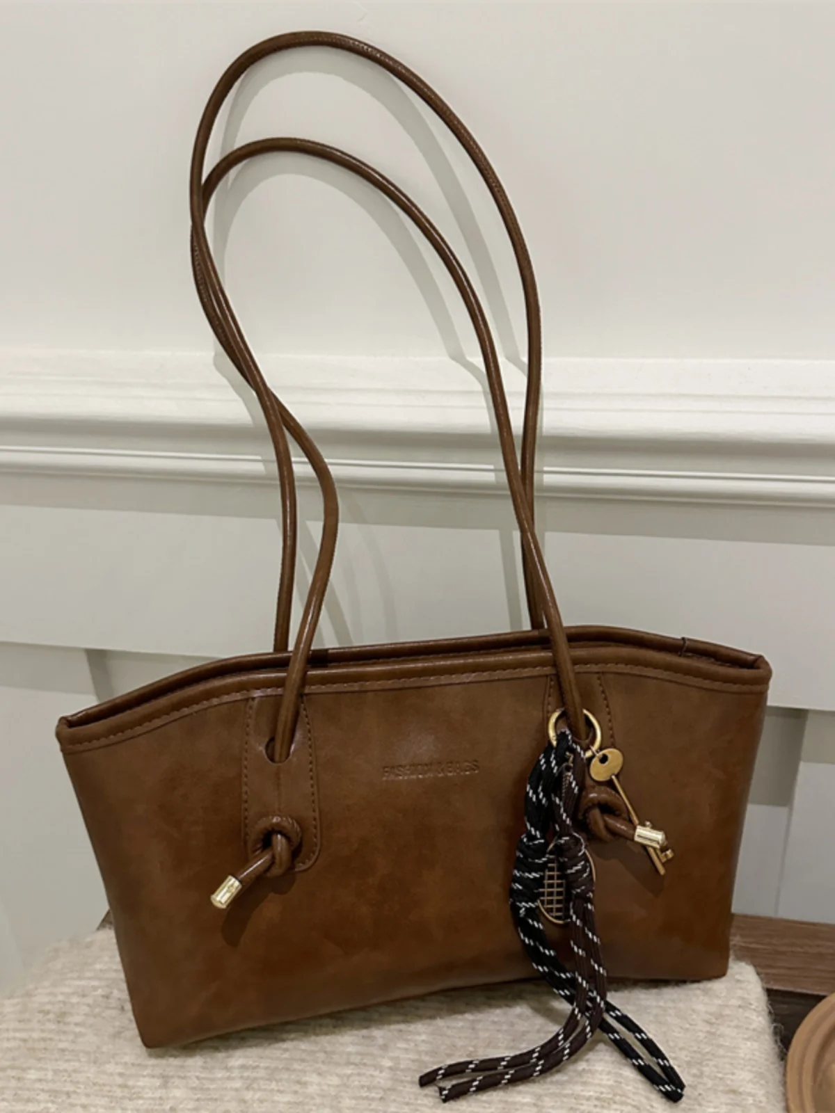 حقيبة يد أنيقة للتنقل اليومي بسعة كبيرة وتصميم بسيط بأسلوب عتيق للنساء، حقيبة عصرية جديدة لعام 2024