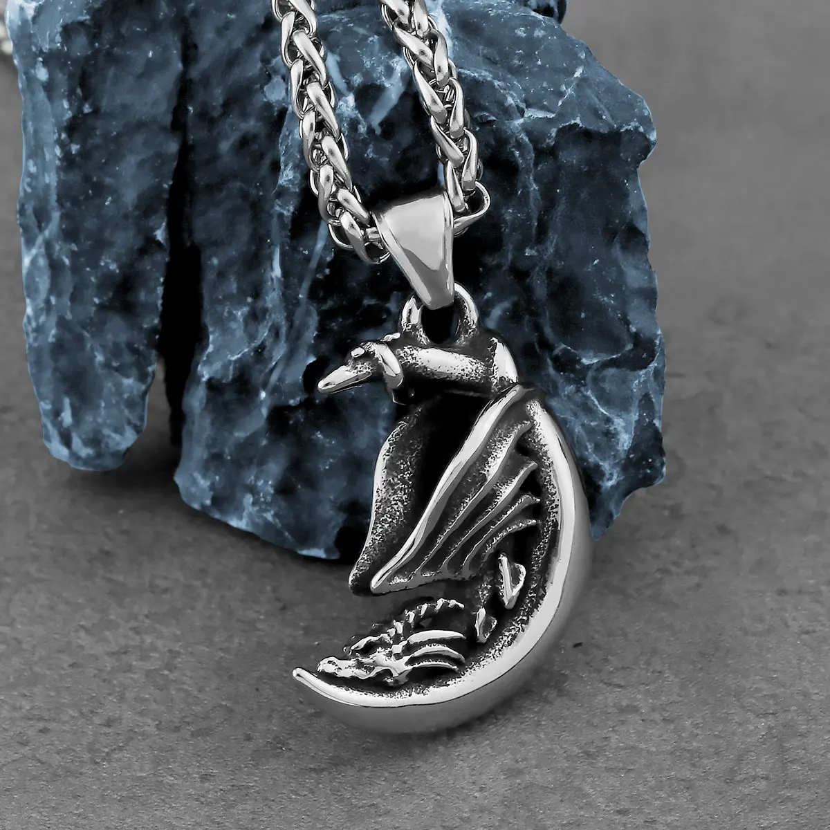 Collar con Amuleto de Dragón Vikingo Nórdico para Hombre y Mujer, Colgante de Dragón Durmiente con Luna, Estilo Hip Hop, Joyería de Moda al por Mayor