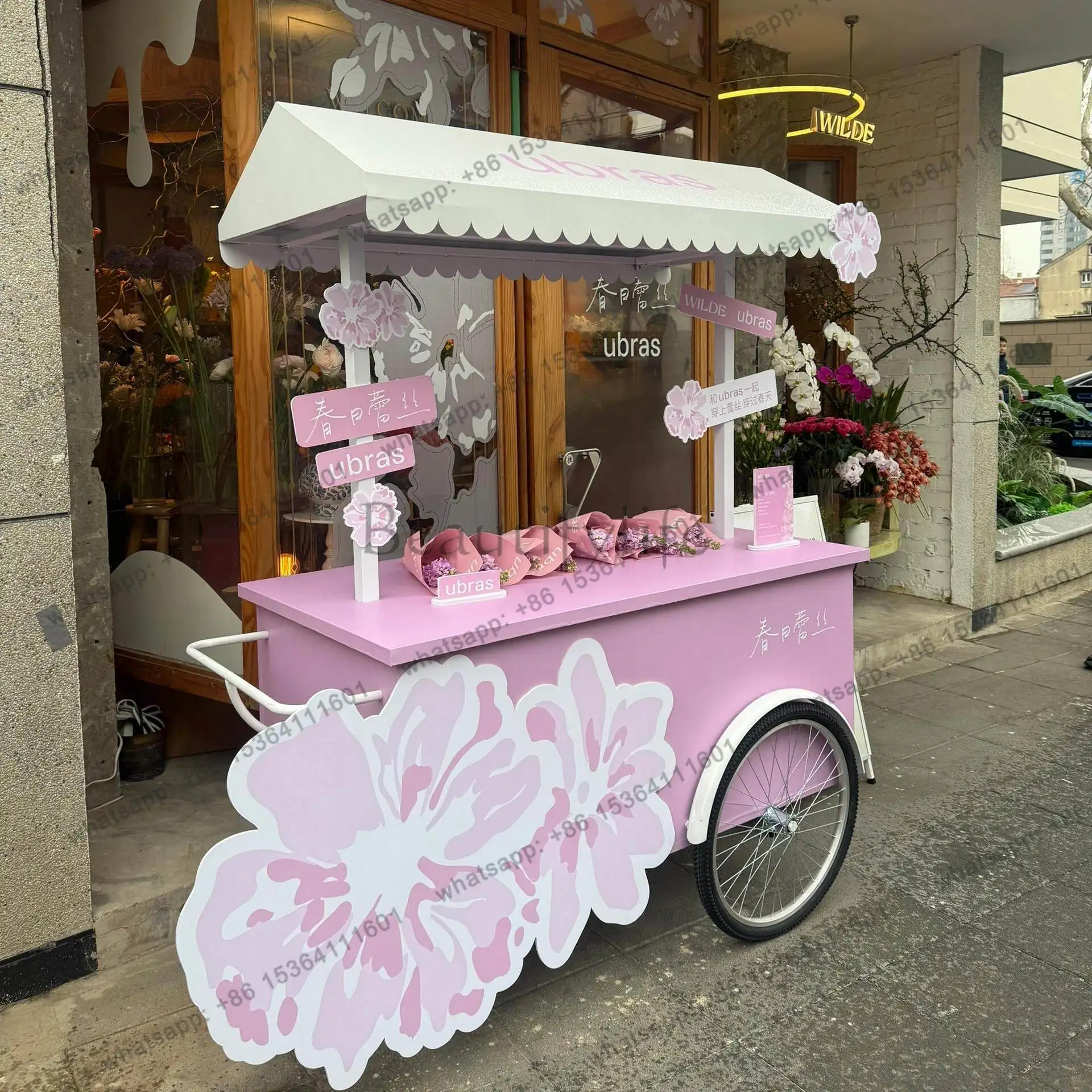 Setting up a stall and pushing a commercial promotional cruise car to try more mobile coffee dessert car float