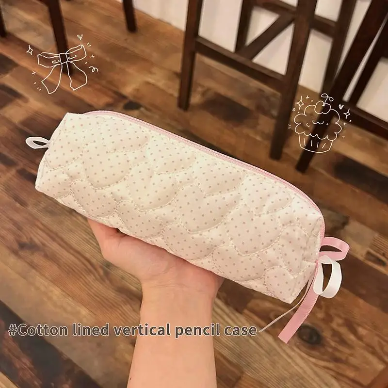 Weiche, gesteppte Federtasche mit schönem Erdbeer-Print und großem Fassungsvermögen, perfekt für Schüler und zur Aufbewahrung von Büromaterial. – Detail 7