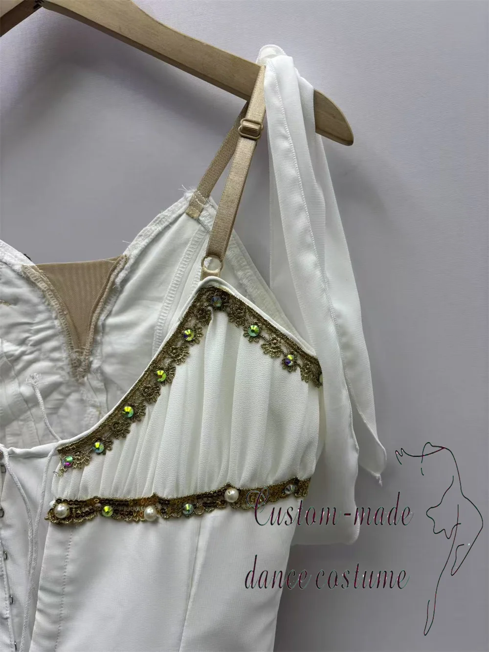 Oprócz wiosennego odruchu kwiatowego, występ baletowy z różnicańami sukienki baletowej \"Bogini Kwiatów\" - długa spódnica dla dziecka.