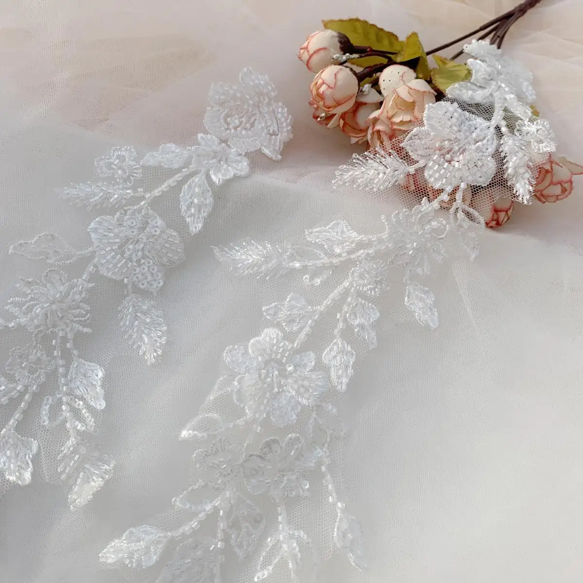 Perlenstickerei-Applikation. Hochzeitskleid. Weiße Spiegelblume. DIY-Nähzubehör. Brautdekoration. – Detail 5