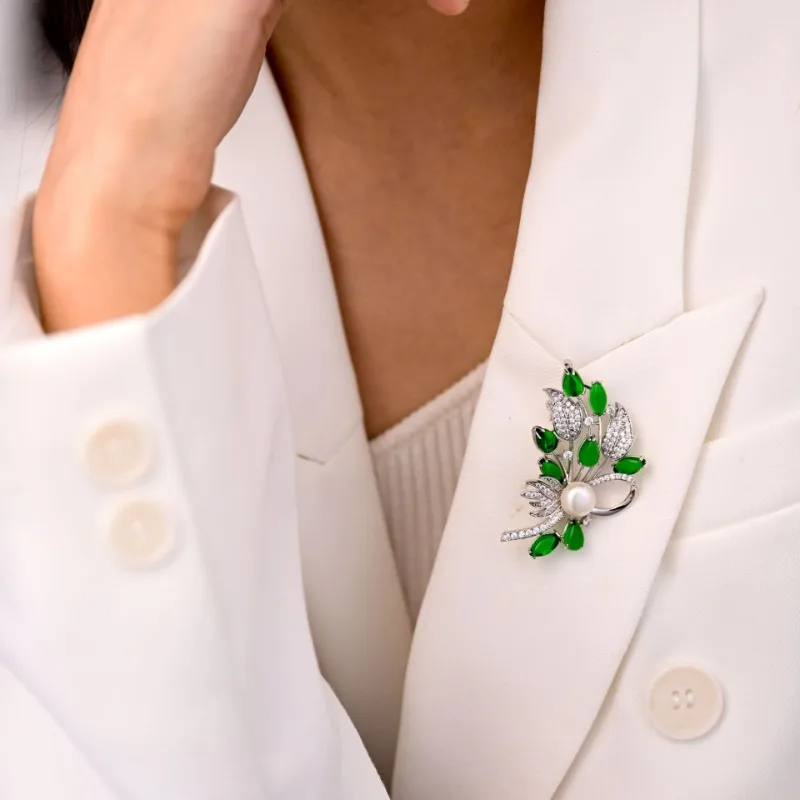 

New Emerald Color Glass Stone Leaf Brooch High-end Exquisite Fresh Temperament Fashion Luxury Versatile Pin Suit Corsage Women