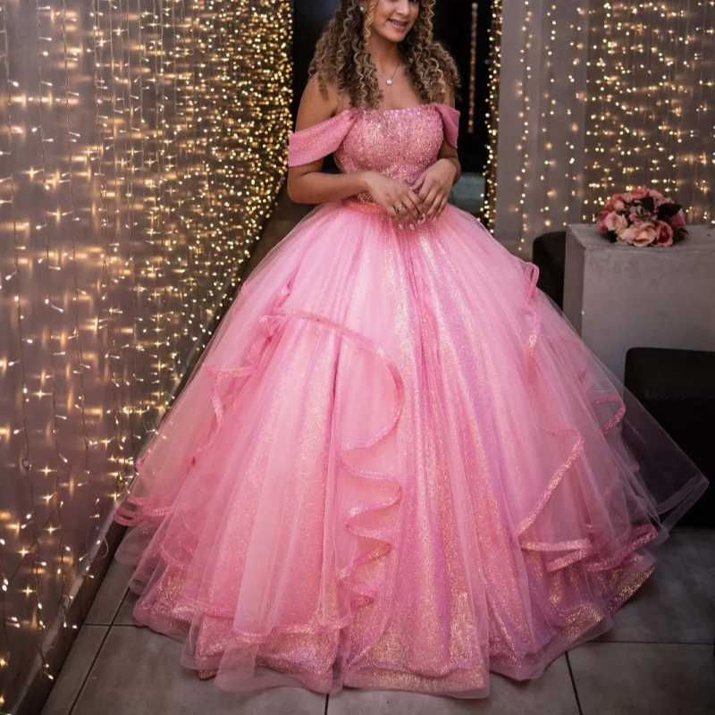 

Блестящие розовые платья Quinceanera по индивидуальному заказу с аппликацией на плечах, кружевное многослойное платье с длинным хвостом, Vestido 15, Quinceanera