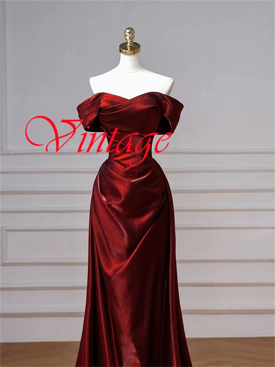 ที่กําหนดเองคลาสสิก Burgundy ซาตินชุดราตรี Modern Strapless ปิดไหล่แขนสั้น Lace Up กลับ Homecoming Dress