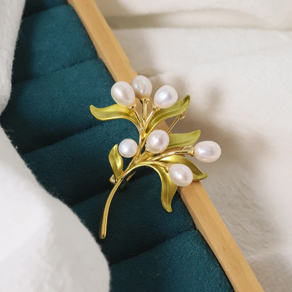 Natural Freshwater Pearl Enamel Painted Green Plant Brooch Women's Luxury Jewelry Fashion Women's and Girls' Gifts GO0564