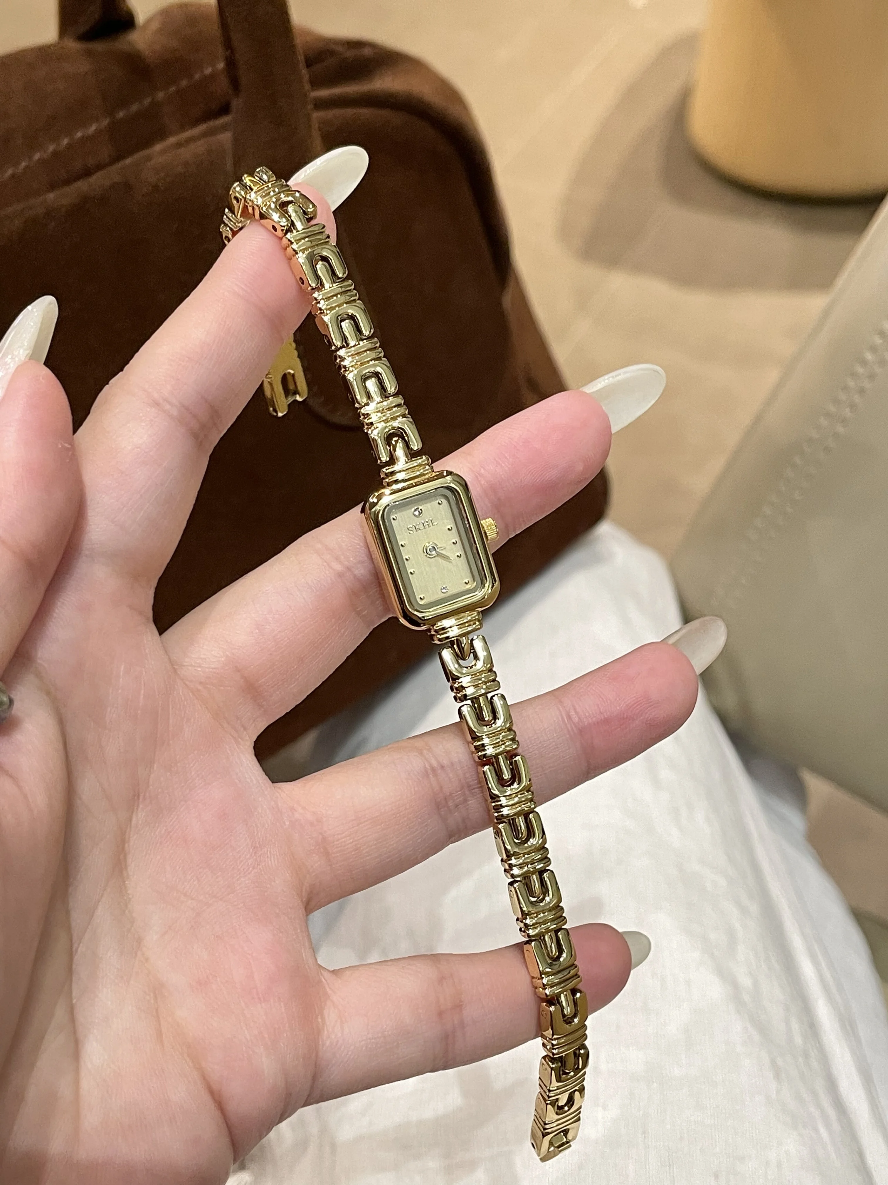 Nieuw luxe dameshorloge, klein en prachtig gouden horloge, perfect verjaardagscadeau voor meisjes, vintage design quartz polshorloge.