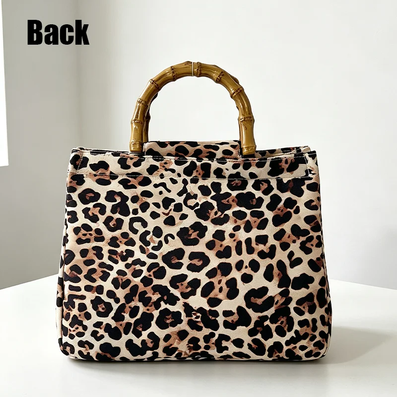 Retro-Tasche für Damen mit Leopardenmuster und Griff aus Kunstbambus. Beige Handtasche mit schwarzem und braunem Leopardenmuster für Damen – Detail 8