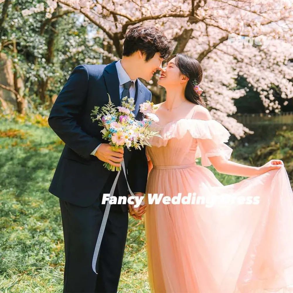 Elegancka, różowa suknia ślubna bez ramiączek w stylu koreańskim, idealna do sesji zdjęciowych, krój A-line, miękki tiul, suknia na studniówkę, gorset z tyłu, możliwość personalizacji.