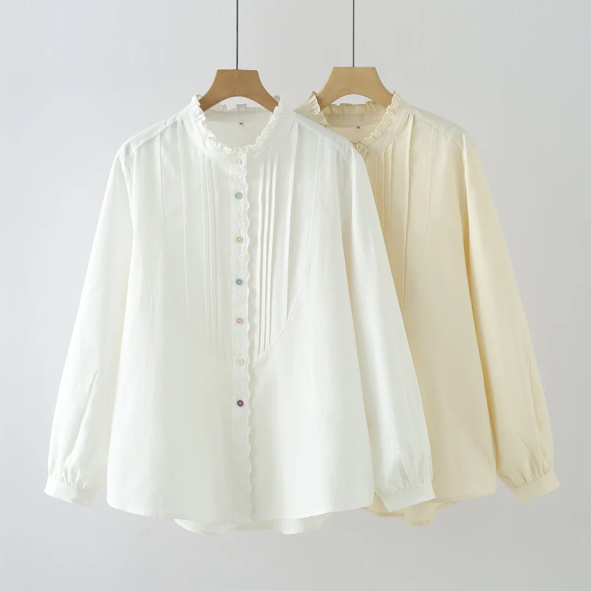 เสื้อเชิ้ตแขนยาวผ้าฝ้ายฤดูใบไม้ร่วงปี 2025 รุ่นใหม่ แต่งระบายแบบต่อผ้าสำหรับผู้หญิง สไตล์ Mori Girl ดีไซน์พับเก็บได้ สวยเก๋ ทันสมัย ทรงหลวม รุ่น T59125CC