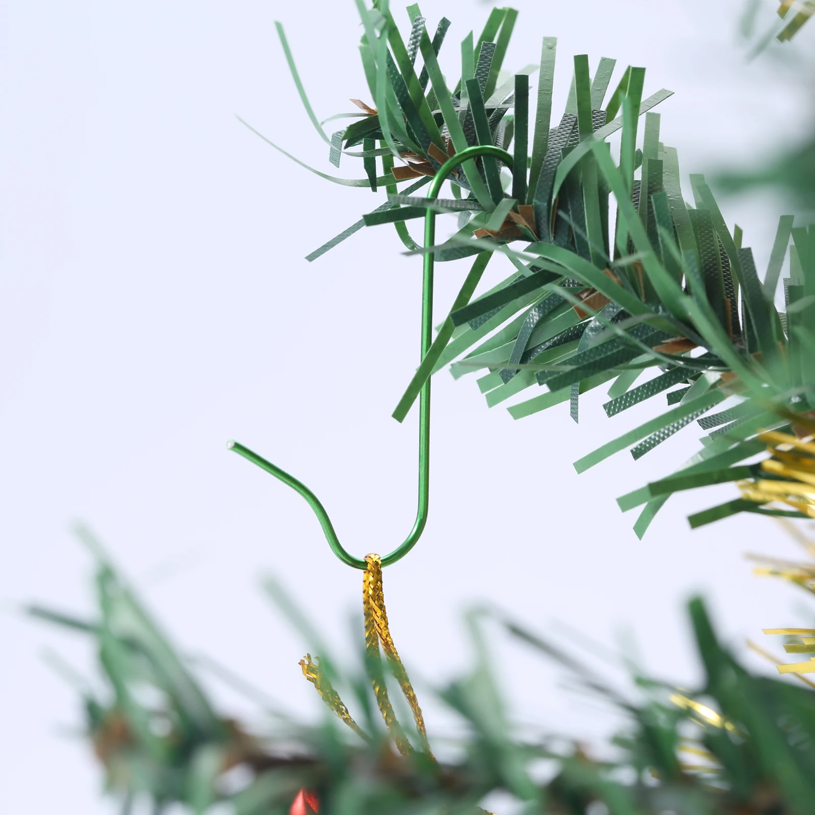 

100pcs Christmas S Shaped Hook Home Party Xmas Tree Decoration for Hanging Doll Gift Pendants Ribbons Ornaments