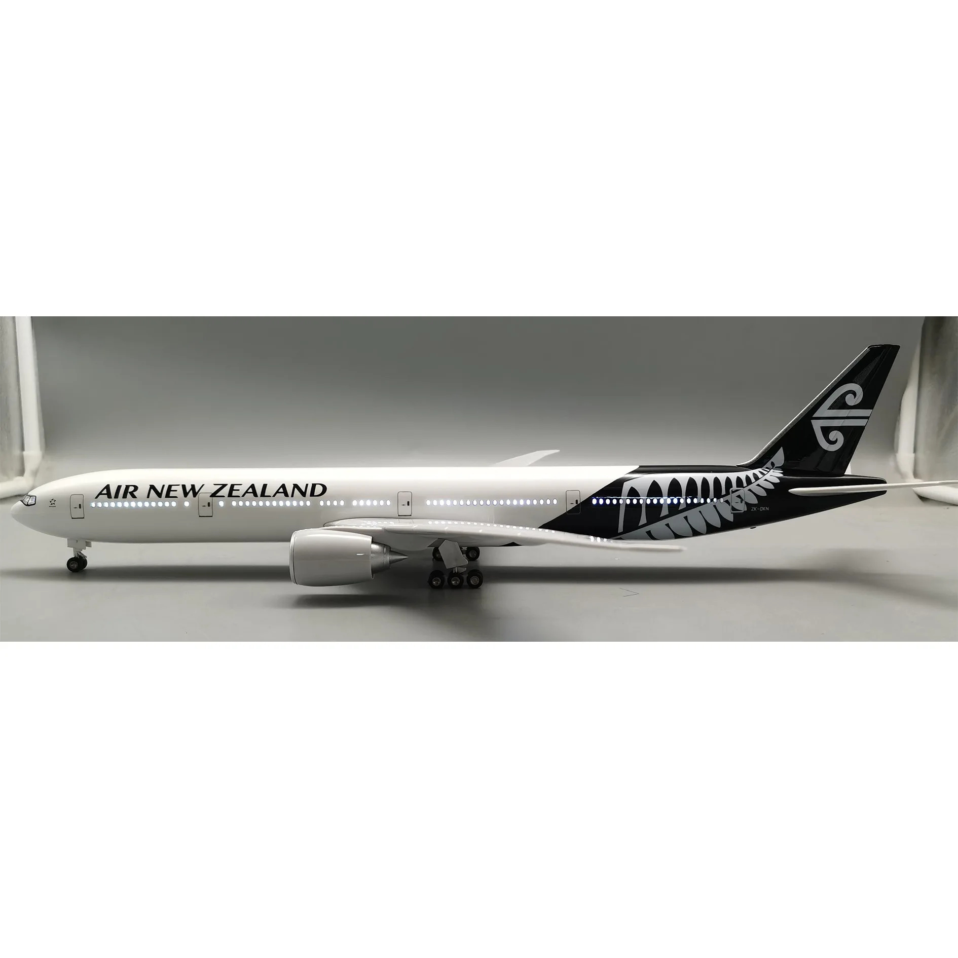 47cm Large B777 New Model Air New Zealand Livery with Lights and Wheels Detailed Static Aviation Display Centerpiece