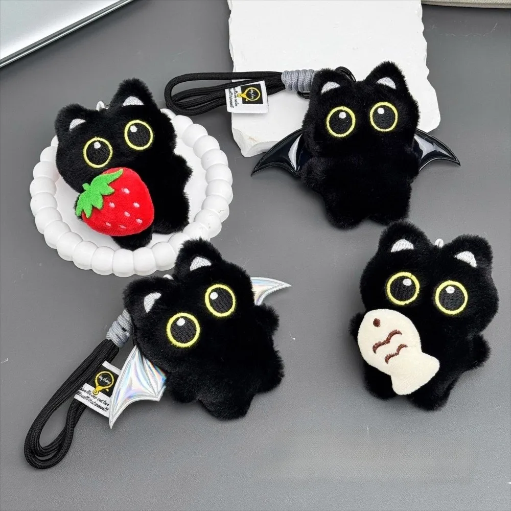 Nuevo llavero de muñeco de peluche de gato negro de pez de alta calidad, babero de fresa, bolso de muñeca, colgante, alas, llavero de coche, decoración de bolso escolar