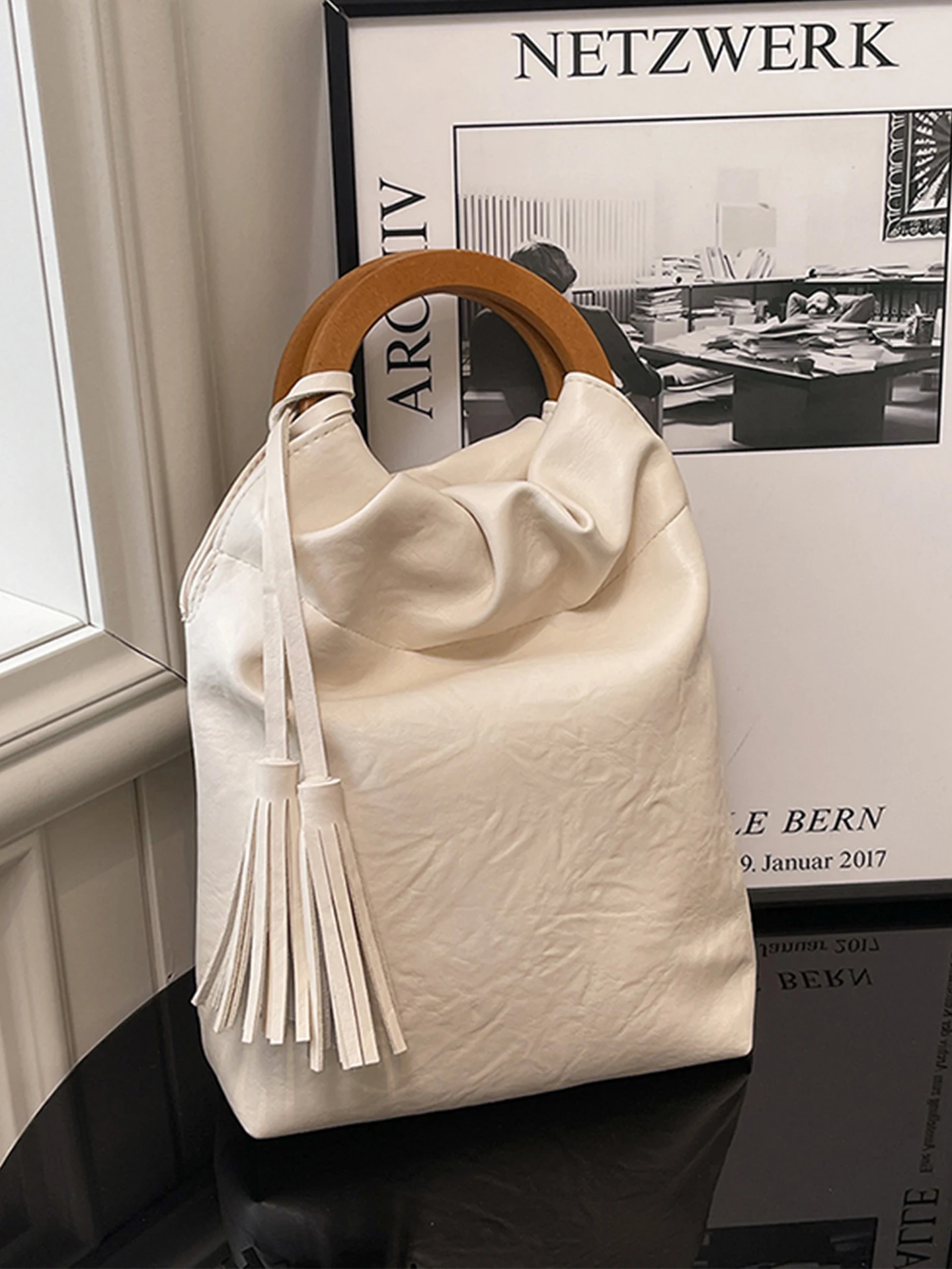

White Leather Women's Handbag Autumn Large Capacity Creative Vintage Bucket Bags Magnetic Button Wooden Handle Pleated Handbag